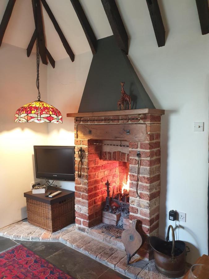 Delightful Cottage On The River Adur Close To Brighton & The Downs No Dogs Sorry Upper Beeding Exterior photo